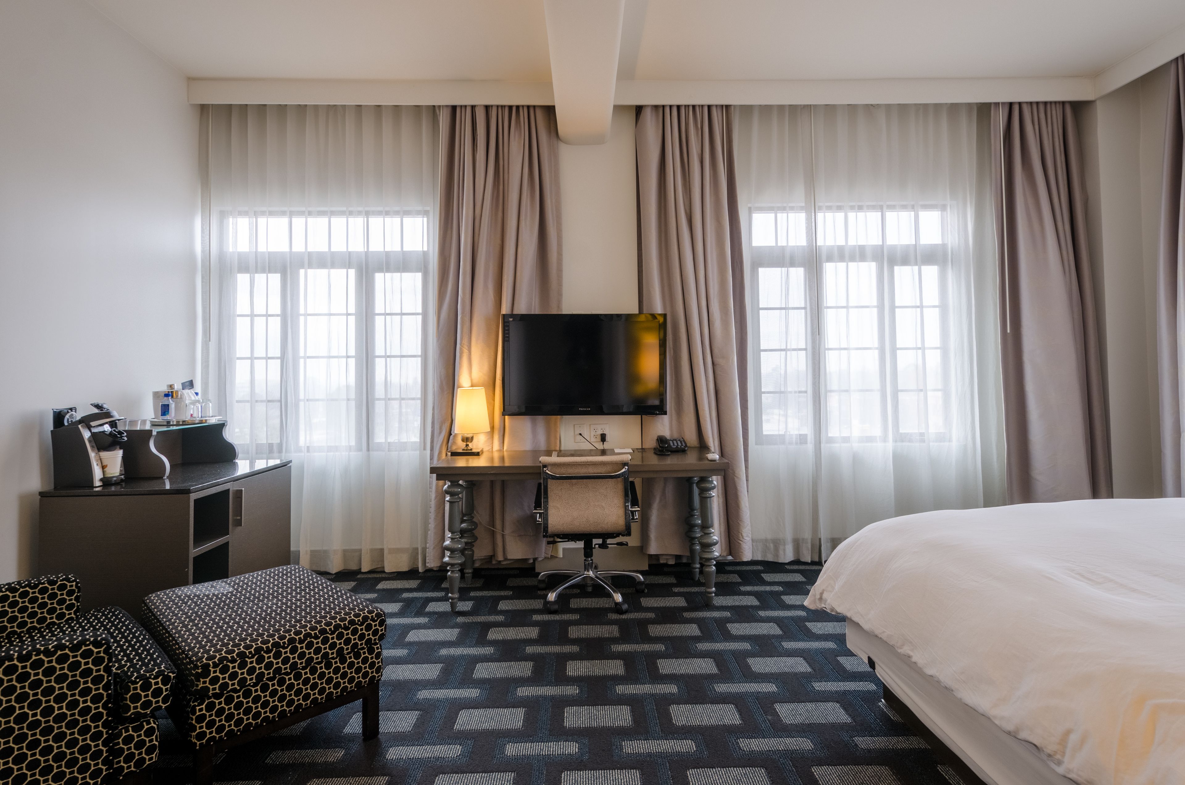 one king bed (maverick room) | living area | 40-inch flat-screen tv with cable channels, tv, ipod dock