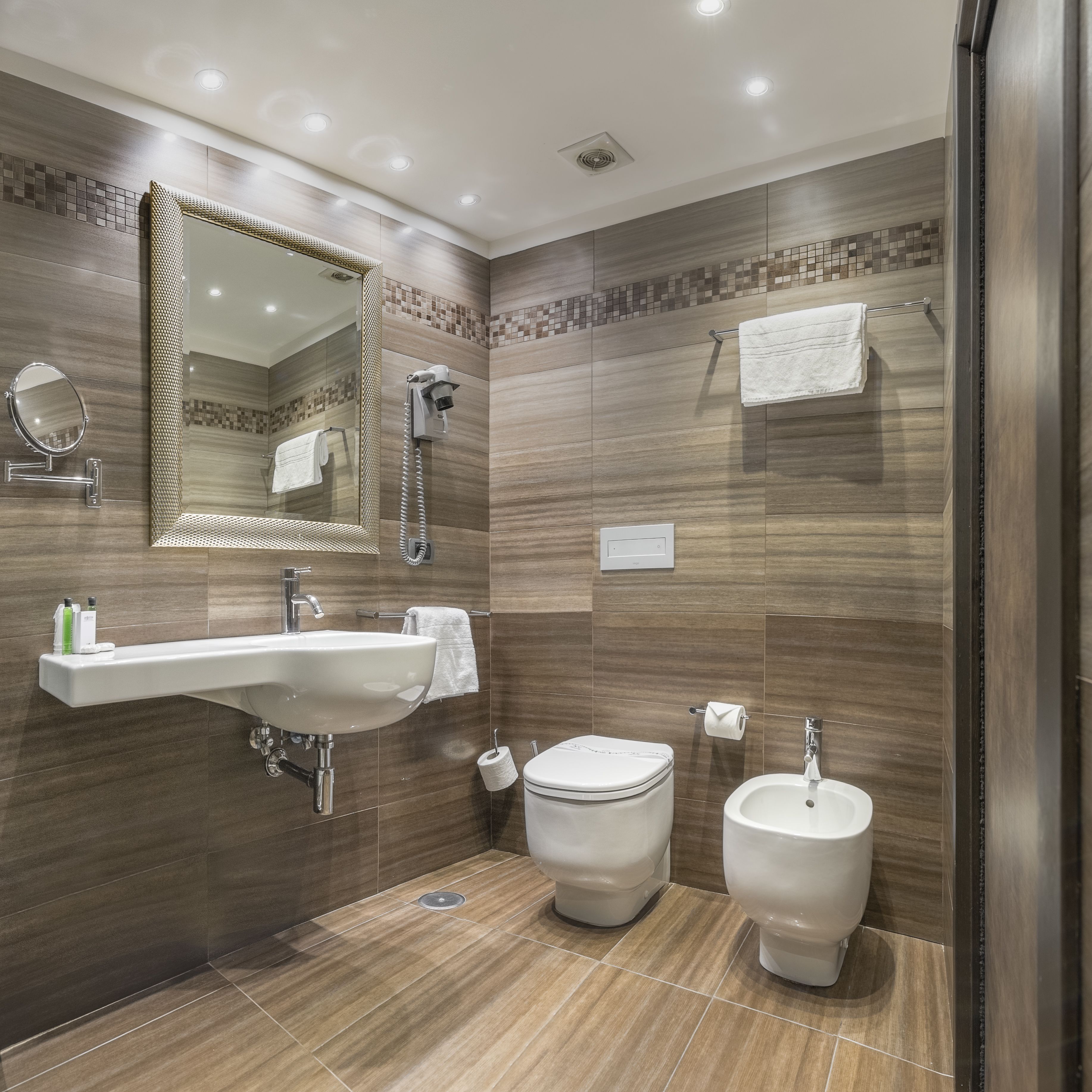 standard room, 2 single beds | bathroom | shower, free toiletries, hair dryer, dressing gowns