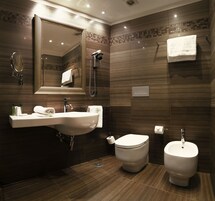 淋浴设施、免费洗浴用品、吹风机、浴袍