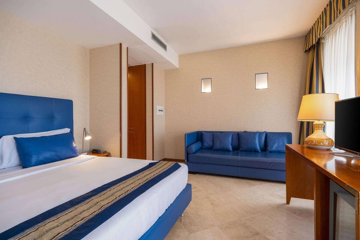 Ropa de cama de alta calidad, edredones de plumas, minibar y caja fuerte