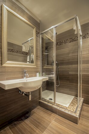 Premium bedding, down comforters, minibar, in-room safe - Rome Airport Hotel Fiumicino (Fiumicino)
