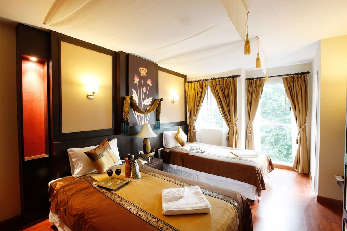 Deluxe Twin kamer, 2 eenpersoonsbedden | Een kluis op de kamer, individueel gedecoreerd, een bureau, gratis wifi