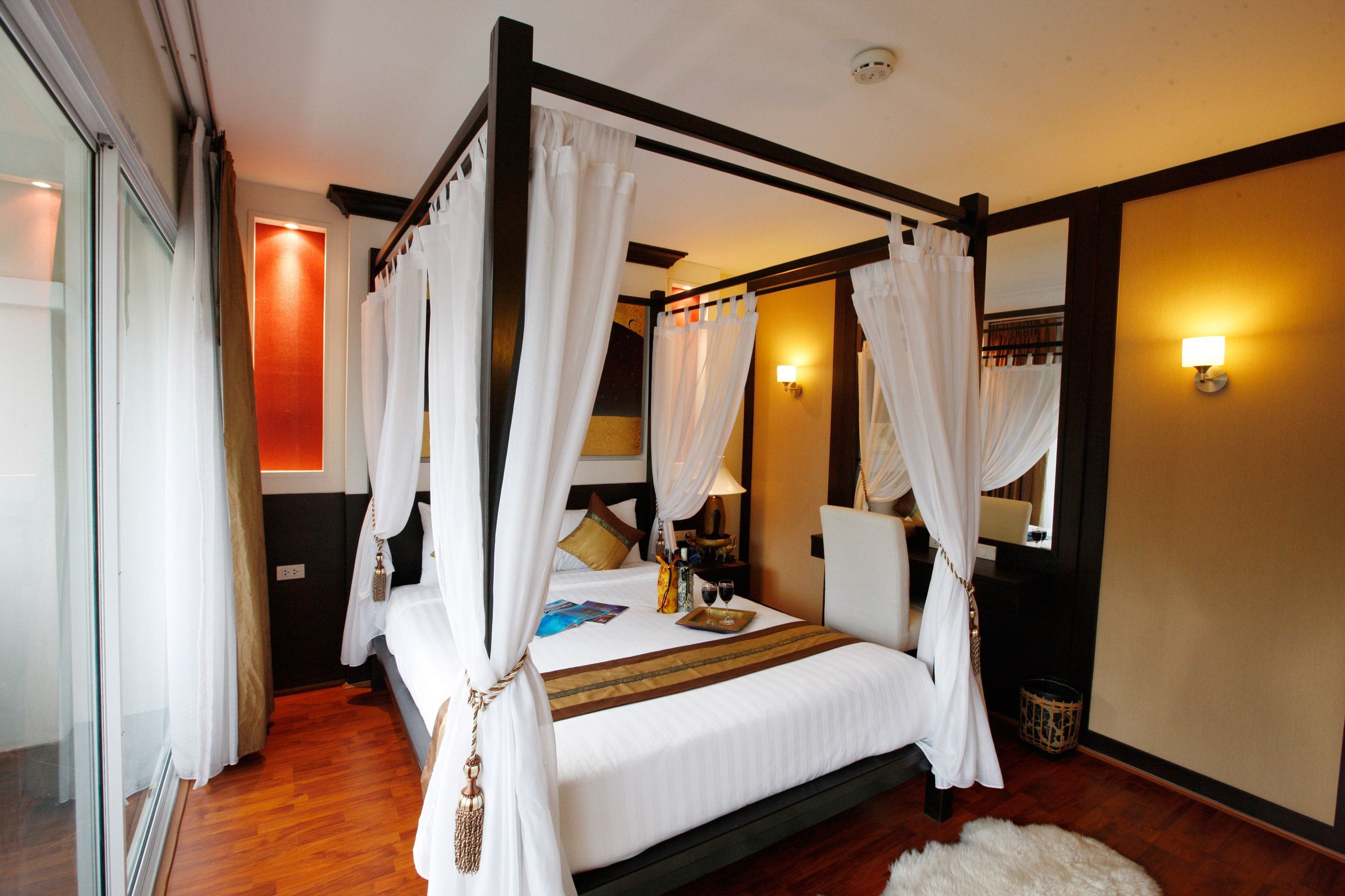 Phòng đôi Deluxe, 1 giường đôi | Két bảo mật tại phòng, trang trí khác biệt, bàn 