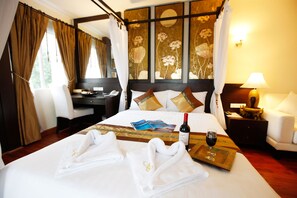 Deluxe Double Room, 1 Double Bed | In-room safe, individually decorated, desk, free WiFi - Mirth Sathorn Hotel (Bangkok)