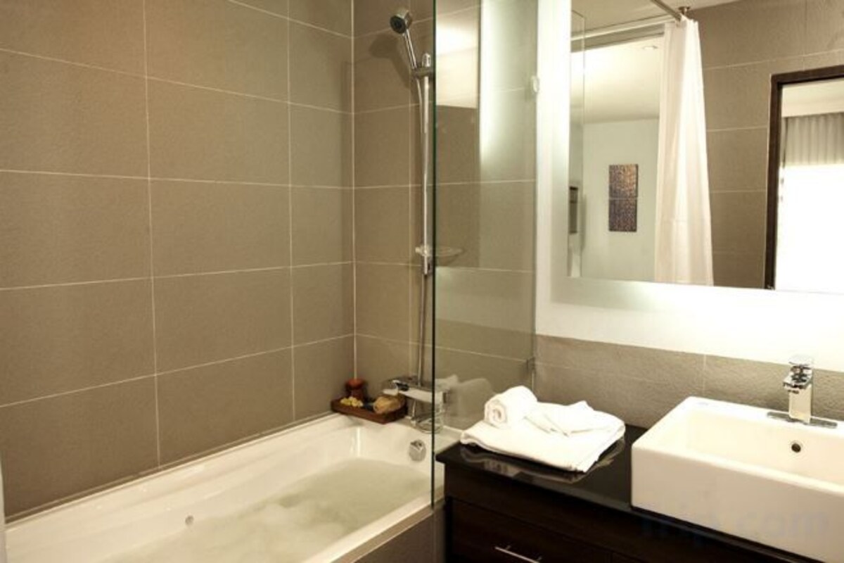 Bathroom | Free toiletries, hair dryer, slippers, towels