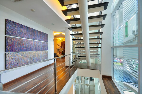 المنشأة من الداخل