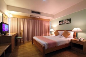 Minibar, in-room safe, free WiFi