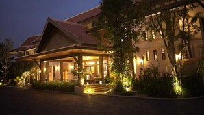 Ein großes, mehrstöckiges Hotel mit markanter Eingangspartie und überdachtem Außenbereich.