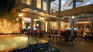 Ein Poolbereich mit Glasgalerie, Sitzmöglichkeiten und Blick ins Innere.