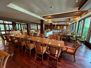 2 restaurants servant le déjeuner, le dîner et le souper
