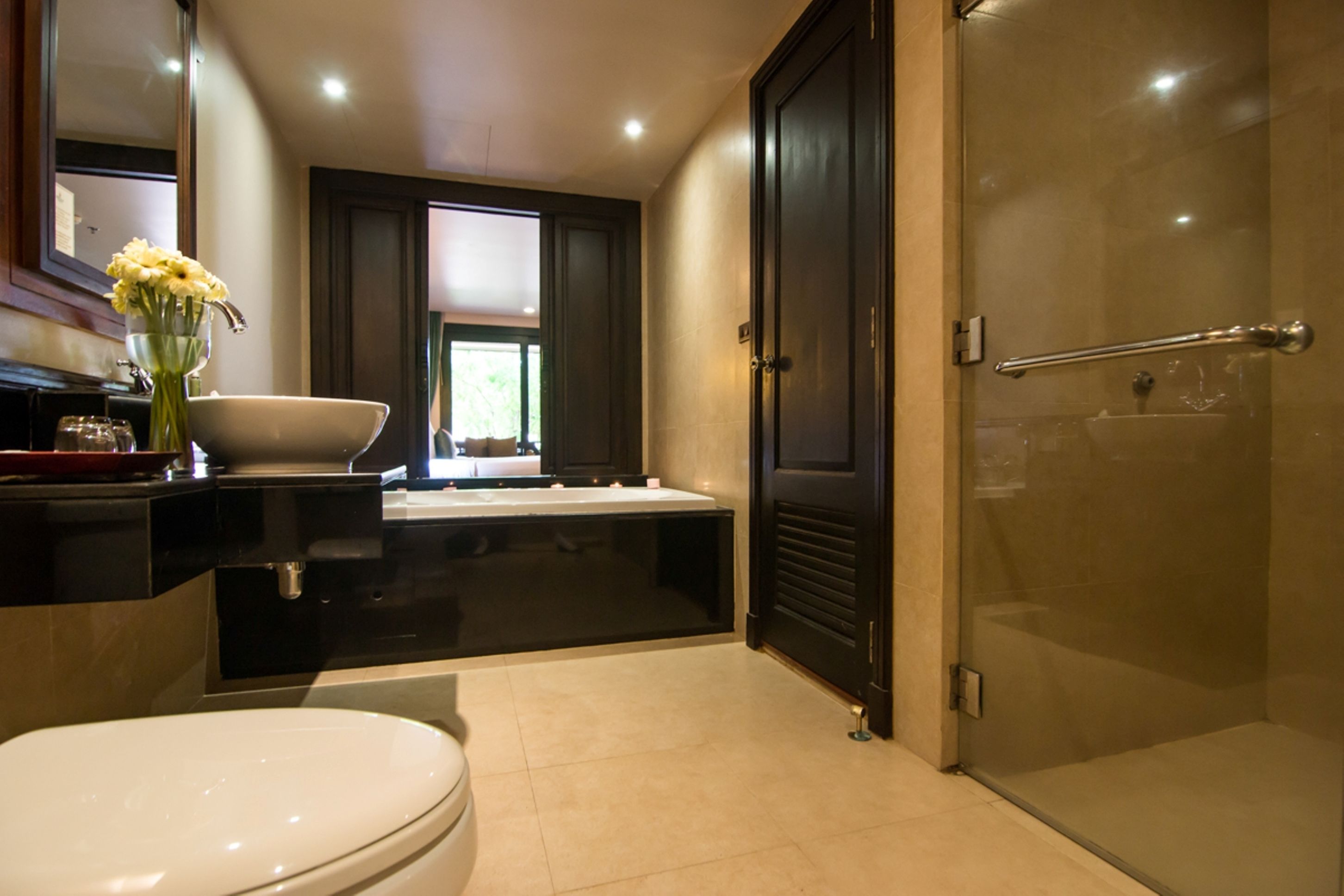 Ein modernes Badezimmer mit Toilette, Waschbecken und Dusche.