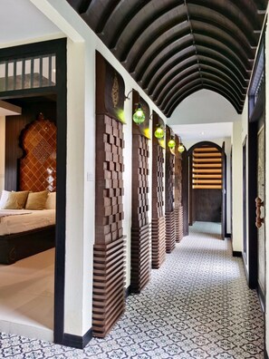 Ilmaiset minibaarituotteet, tallelokero huoneessa