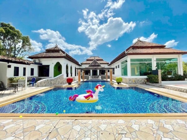 Ulkouima-allas avoinna 7.00–21.30, ilmaisia cabañoita, aurinkotuoleja