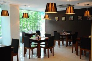 Menyajikan masakan Thailand