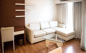 ミニバー、セーフティボックス (室内)、防音設備、アイロン / アイロン台