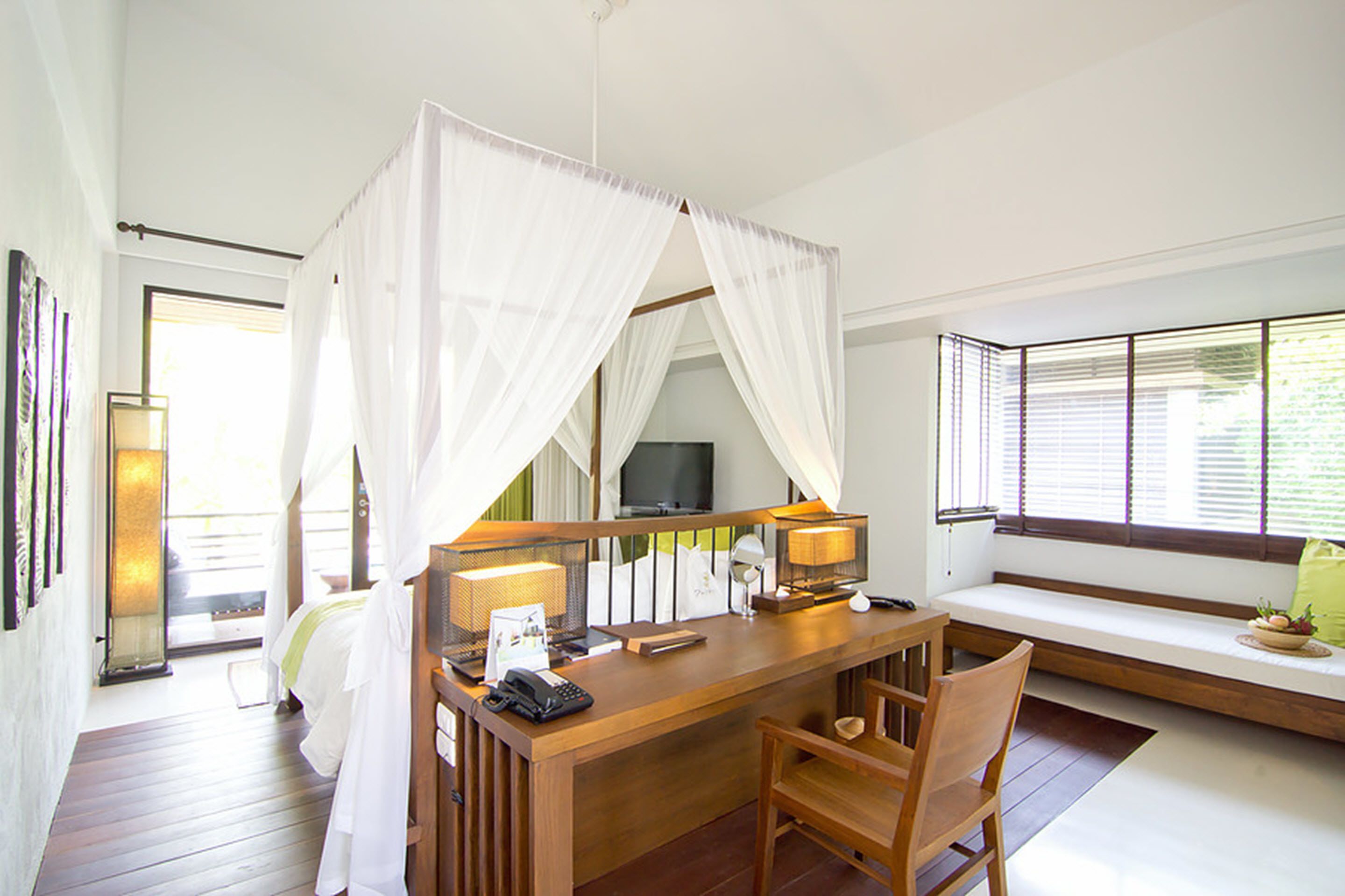deluxe room | 1 bedroom, minibar, in-room safe, desk