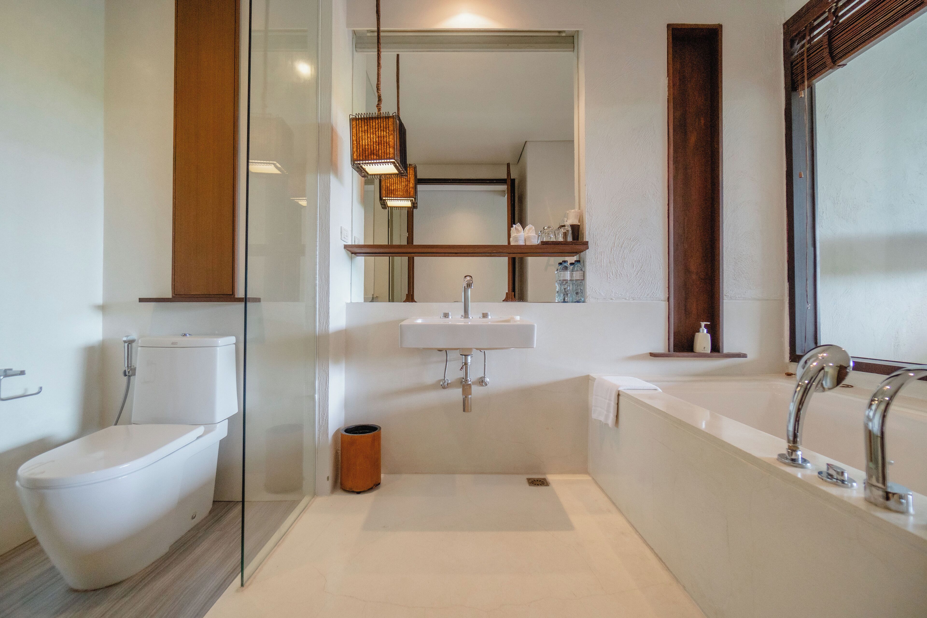 Ein modernes Badezimmer mit Toilette, Waschbecken und Badewanne.
