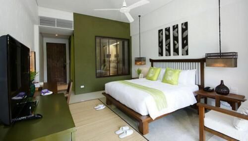 Minibar, in-room safe, desk, iron/ironing board
