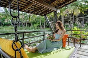 Float Villa | Zona de estar | Televisión LCD de 40 pulgadas con canales por satélite, una televisión