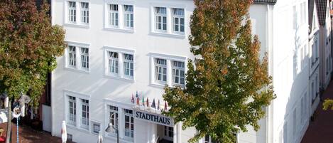 Un edificio blanco con múltiples ventanas y un letrero que dice "Stadthaus".