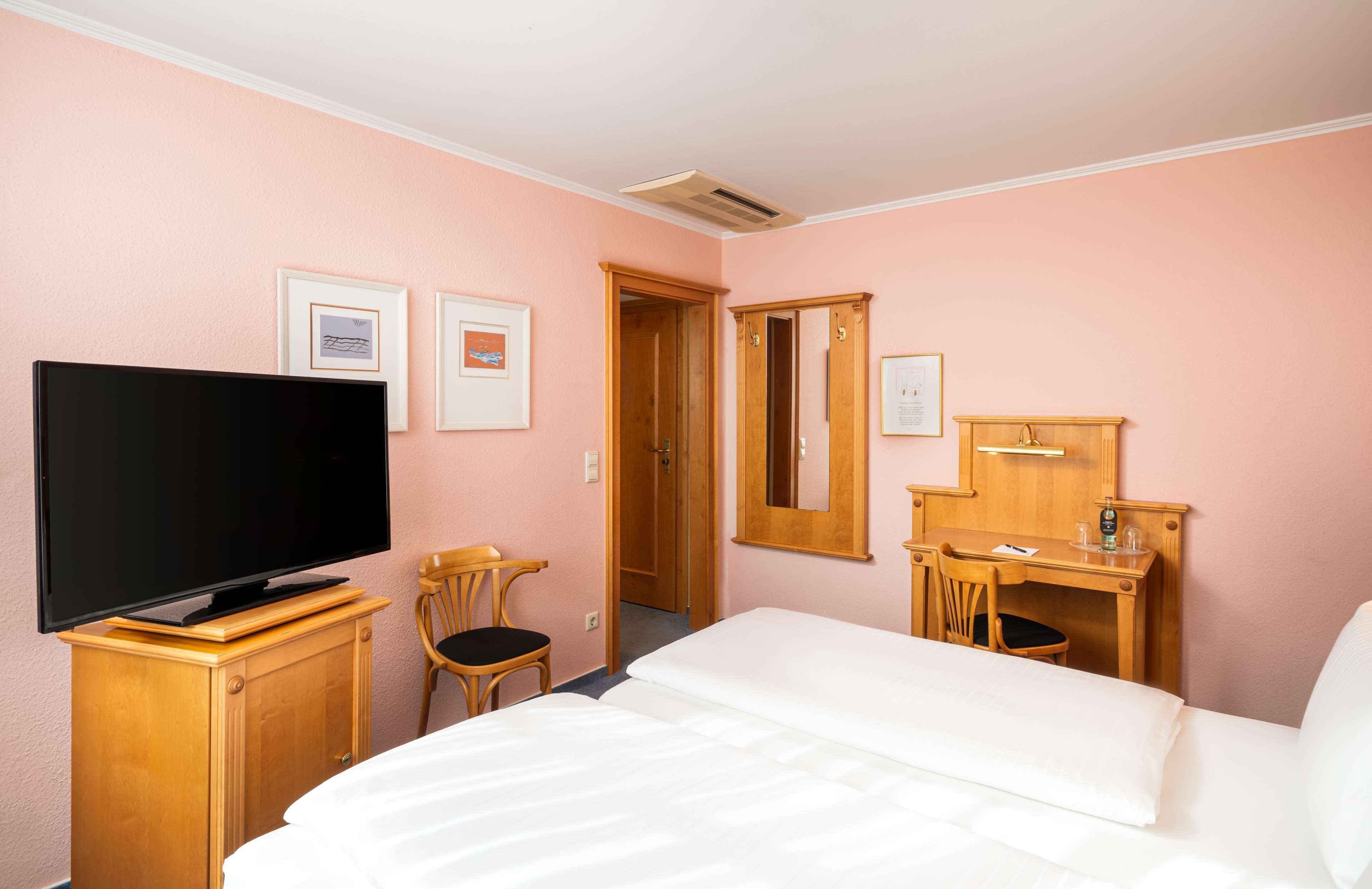 standard double room | individually furnished, blackout curtains, iron/ironing board