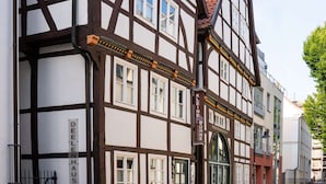 Un edificio tradicional de entramado de madera con un cartel que dice "DEELENHAUS".
