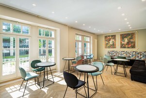 Se ofrece un desayuno bufé (17 EUR por persona)