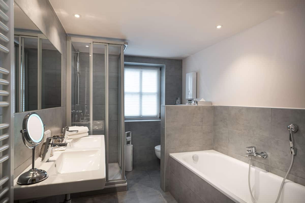 apartment | bathroom | shower, free toiletries, hair dryer, towels