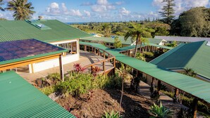 Ein Resort mit mehreren Gebäuden mit begrünten Dächern, einem überdachten Außenbereich mit Holzdeck und Blick auf die umliegende Landschaft.