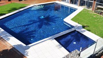 Kolam renang terbuka, payung kolam, kerusi lepak pantai