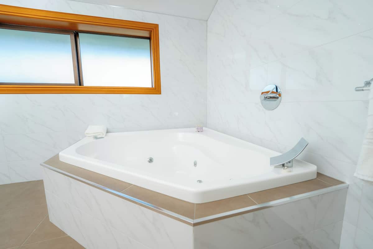 penthouse | bathroom | free toiletries, hair dryer, slippers, towels