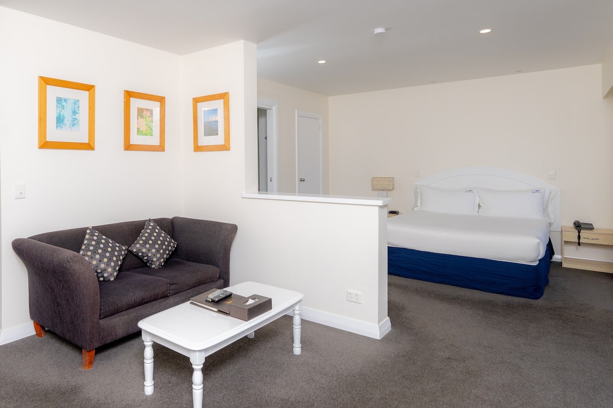 Suite studio (Eveleen) | 1 chambre, draps en coton égyptien, décor unique, ameublement unique
