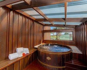 Indoor spa tub - South Pacific Resort Hotel (Norfolk Island)