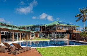 Outdoor pool, pool umbrellas, pool loungers - South Pacific Resort Hotel (Norfolk Island)