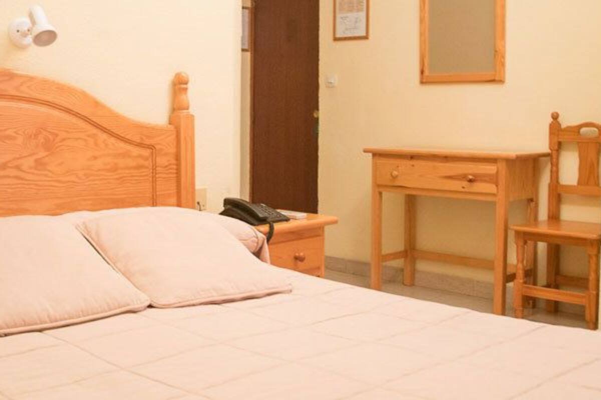 Single Room | Desk