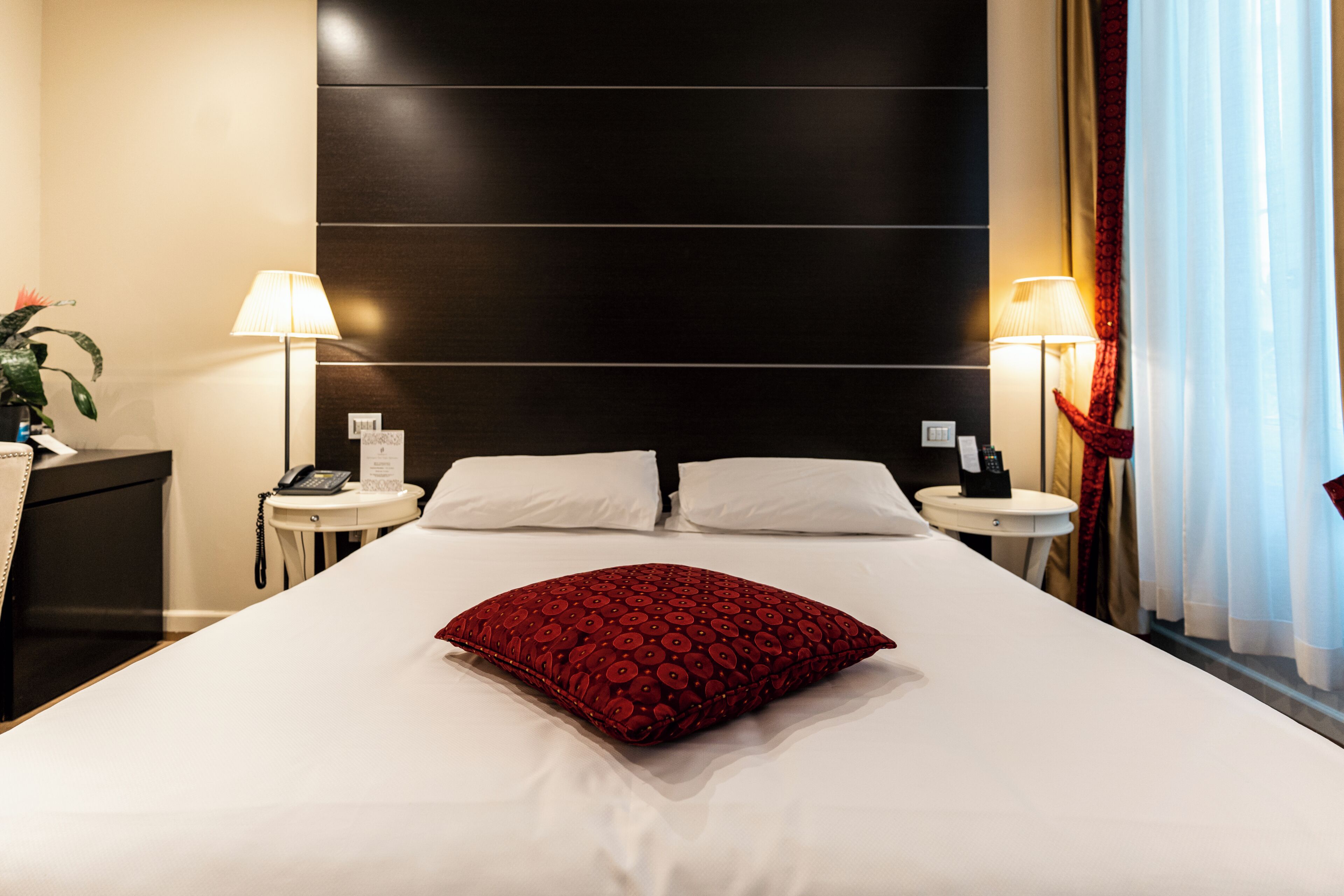 ميني بار وخزنة  داخل الغرفة ومكتب وستائر تعتيم