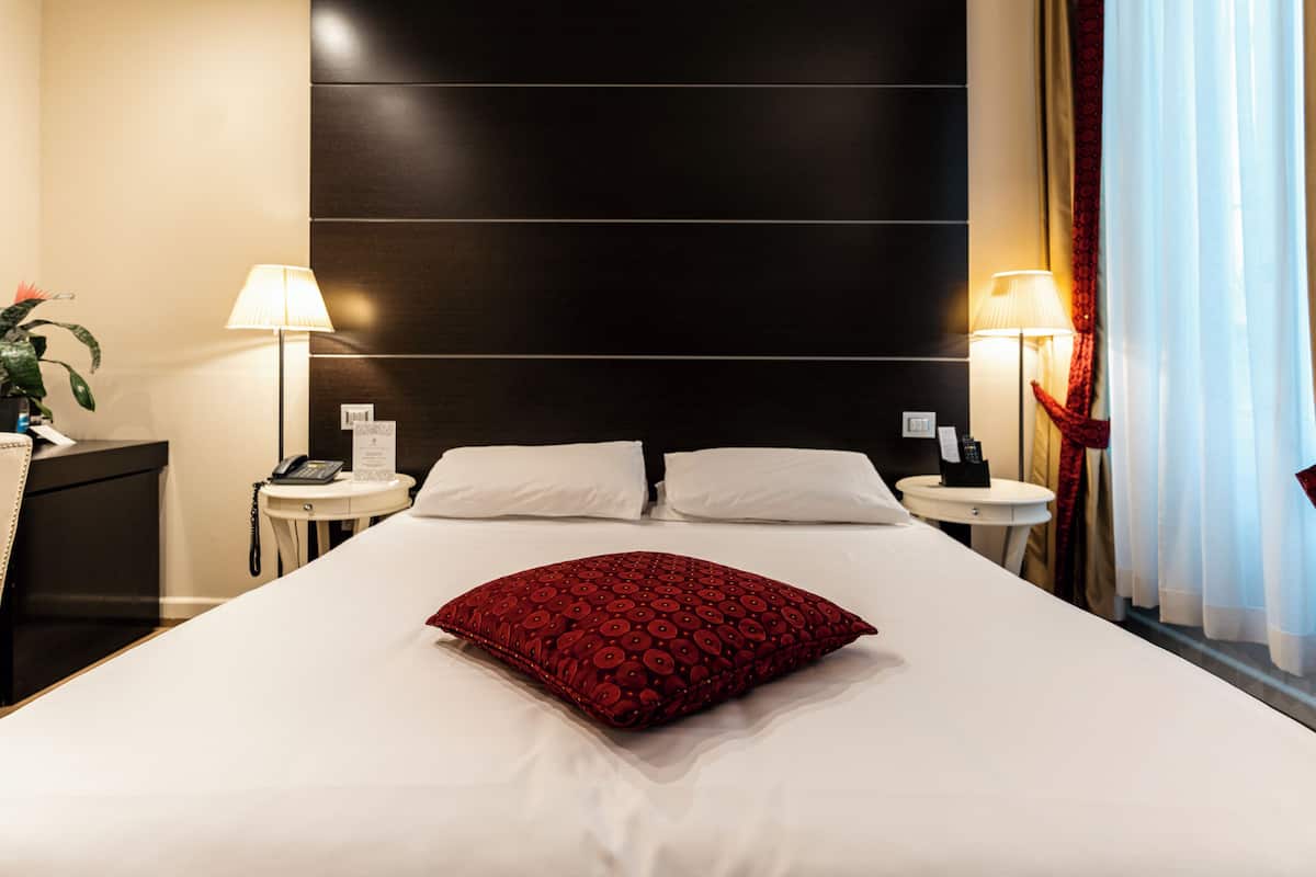 ミニバー、セーフティボックス (室内)、デスク、遮光カーテン