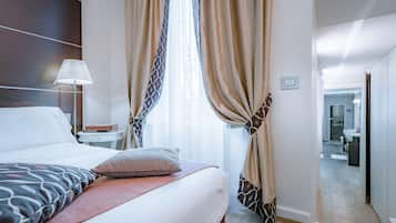 Minibar, caja de seguridad en la habitación y escritorio