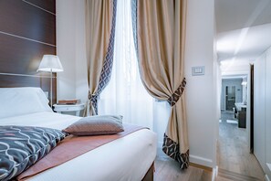 ميني بار وخزنة داخل الغرفة ومكتب وستائر تعتيم