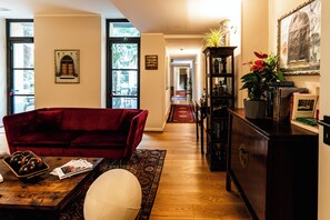 Reception - Townhouse 33 (Milan)