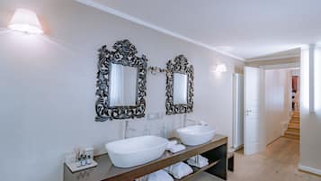 Gratis toiletartikelen, een haardroger, pantoffels, een bidet