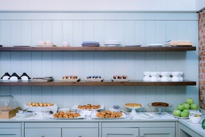 Ilmainen päivittäinen mannermainen aamiainen 