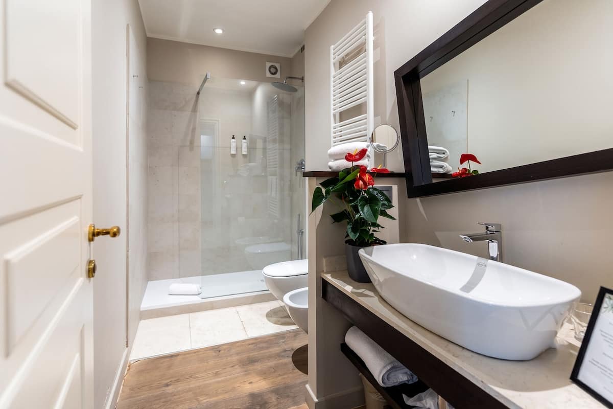Habitación superior con 1 cama matrimonial o 2 individuales | Baño | Amenidades de baño gratuitas, secadora de cabello, pantuflas, bidet