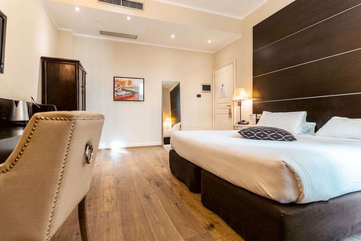 Habitación doble Deluxe | Minibar, caja de seguridad en la habitación y escritorio