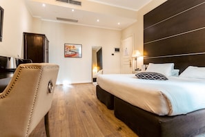 Habitación doble Deluxe | Minibar, caja de seguridad en la habitación y escritorio