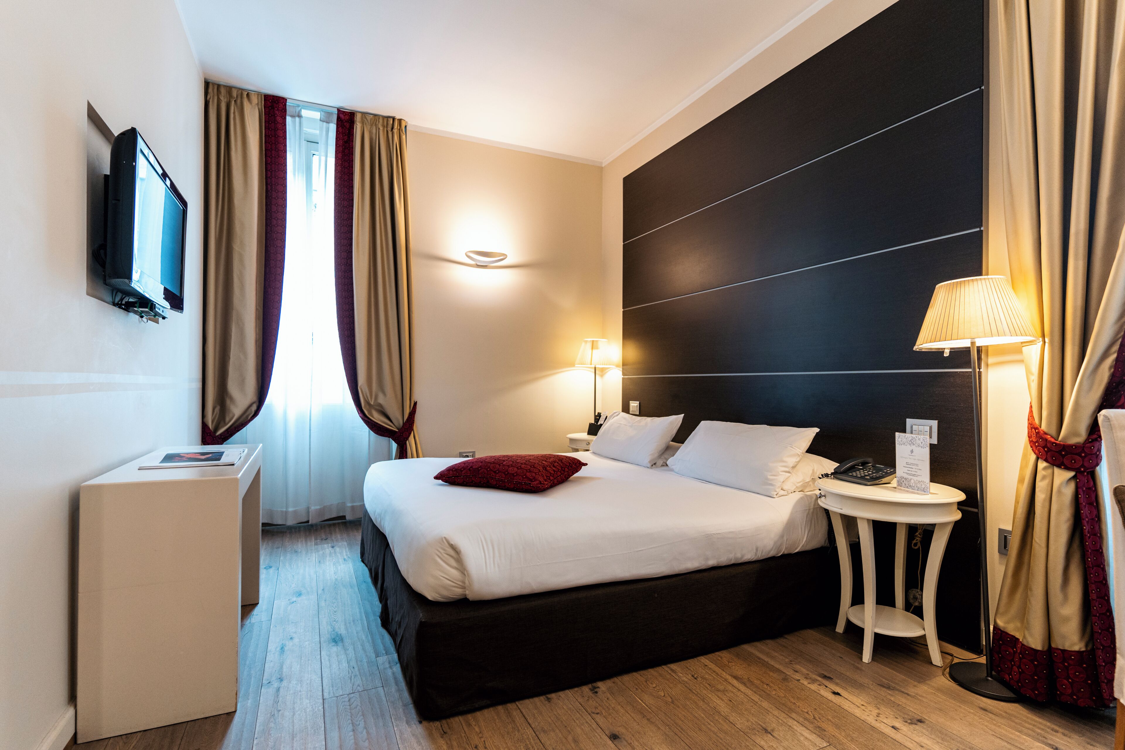 ميني بار وخزنة داخل الغرفة ومكتب وستائر تعتيم