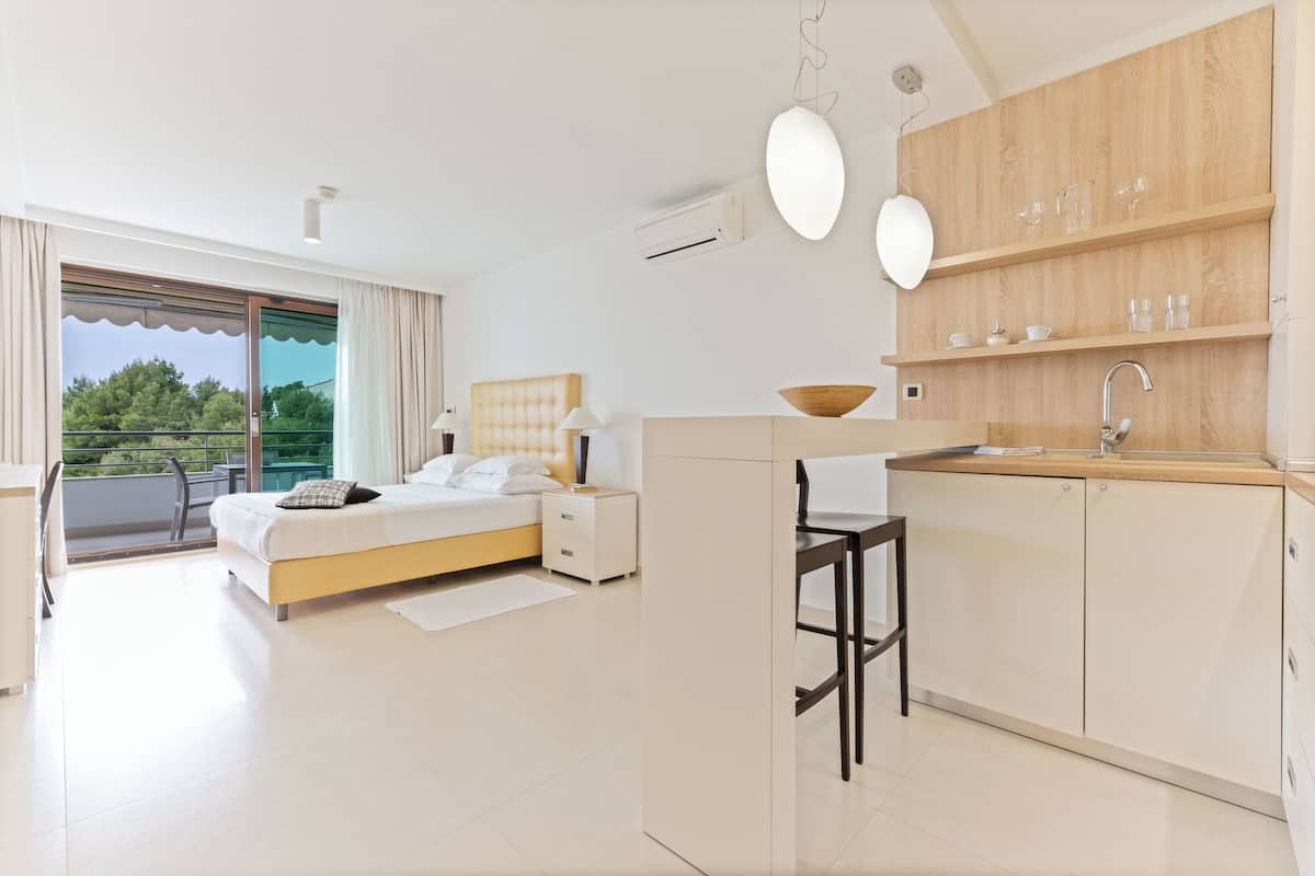 Superior Studio Suite, Balcony, Sea View | 2 bedrooms, premium bedding, memory foam beds, in-room safe