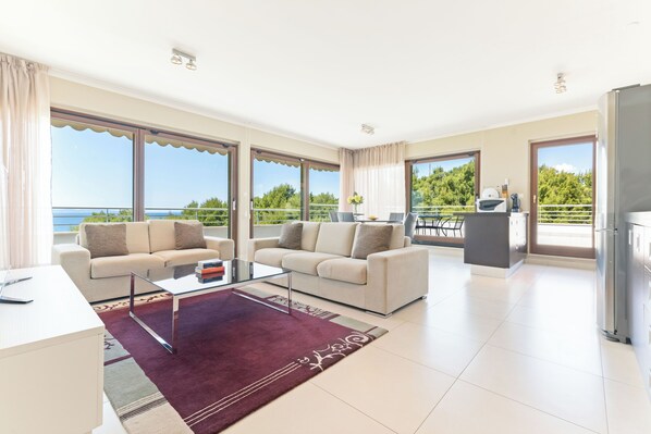 Departamento Deluxe, 2 habitaciones, balcón | Ropa de cama de alta calidad y camas con efecto memoria 