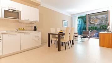 Apartamento econômico, terraço, no piso térreo | Cozinha privada | Cafeteira/chaleira, chaleira elétrica, produtos de limpeza