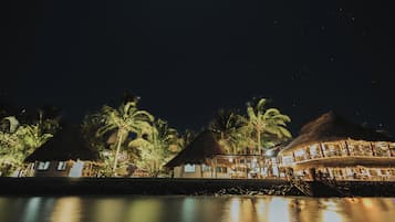 Vista frontal de la propiedad por la tarde o noche